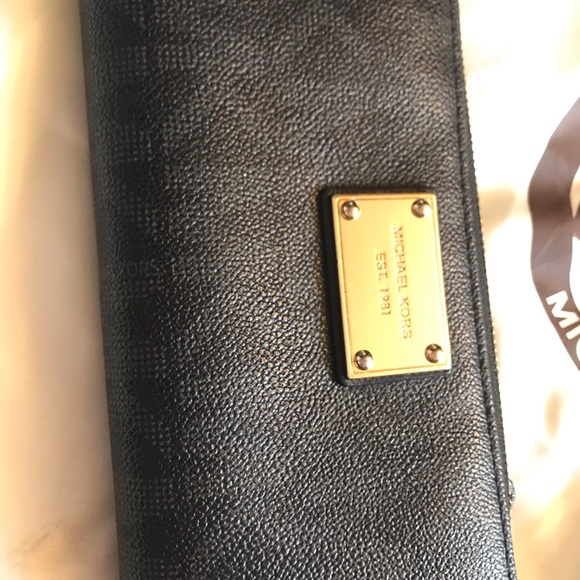 **SALE** Authentic Michael Kors large signature tote & wallet - Picture 6 of 12